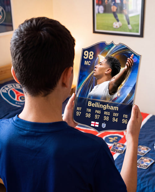 Niño con la carta de Bellingham en su pieza — Regalos de Fútbol