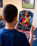 Niño con la carta de Cucurella en su pieza — Regalos de Fútbol