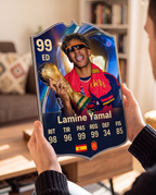 Diseño 3 — carta de Lamine Yamal en las manos — Regalos de Fútbol
