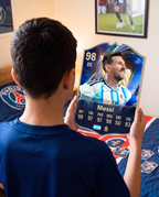 Diseño 3 — niño con la carta de Messi en su pieza — Regalos de Fútbol