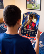 Niño con la carta de Nico Williams en su pieza — Regalos de Fútbol