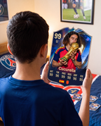 Diseño 2 — niño con la carta de Cucurella en su pieza — Regalos de Fútbol