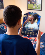 Niño con la carta de Dembélé en su pieza — Regalos de Fútbol