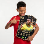 Diseño 2 — niño mostrando su carta de Vinicius Jr — Regalos de Fútbol
