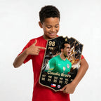 Diseño 2 — niño mostrando su carta de Claudio Bravo — Regalos de Fútbol