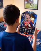 Diseño 3 — niño con la carta de Ferran Torres en su pieza — Regalos de Fútbol