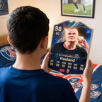 Diseño 1 — niño con la carta de Haaland en su pieza — Regalos de Fútbol