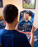 Diseño 6 — niño con la carta de Messi en su pieza — Regalos de Fútbol