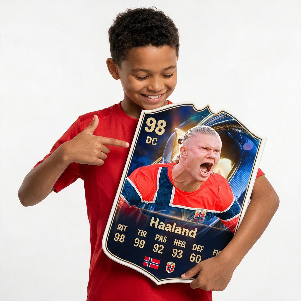 Diseño 2 — niño mostrando su carta de Haaland — Regalos de Fútbol
