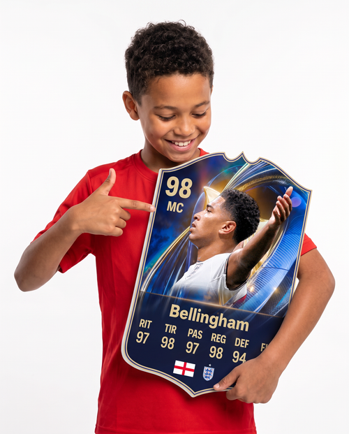 Niño mostrando su carta coleccionable de Bellingham — Regalos de Fútbol