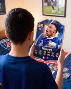 Diseño 7 — niño con la carta de Mbappé en su pieza — Regalos de Fútbol