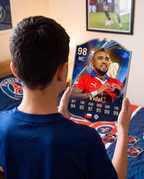 Niño con la carta de Arturo Vidal en su pieza — Regalos de Fútbol