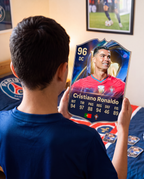 Niño con la carta de Cristiano Ronaldo en su pieza — Regalos de Fútbol