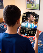 Diseño 4 — niño con la carta de Messi en su pieza — Regalos de Fútbol