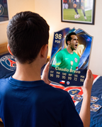 Niño con la carta de Claudio Bravo en su pieza — Regalos de Fútbol
