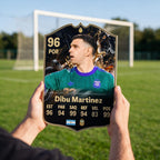 Diseño 2 — carta de Dibu Martínez en la cancha — Regalos de Fútbol