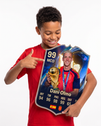Niño mostrando su carta coleccionable de Dani Olmo — Regalos de Fútbol
