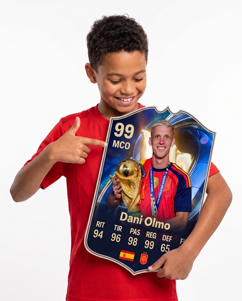 Niño mostrando su carta coleccionable de Dani Olmo — Regalos de Fútbol