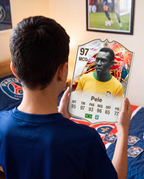Niño con la carta de Pelé en su pieza — Regalos de Fútbol