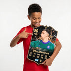 Diseño 2 — niño mostrando su carta de Dibu Martínez — Regalos de Fútbol