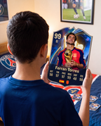 Niño con la carta de Ferran Torres en su pieza — Regalos de Fútbol