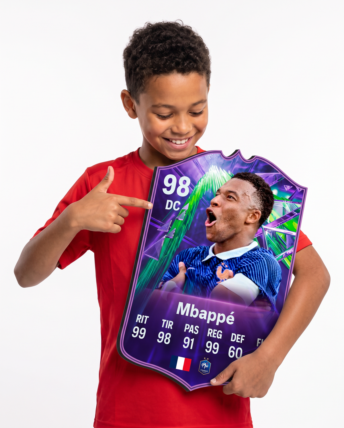 Diseño 4 — niño mostrando su carta de Mbappé — Regalos de Fútbol