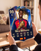 Diseño 2 — carta de Nico Williams en las manos — Regalos de Fútbol