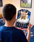 Niño con la carta de Haaland en su pieza — Regalos de Fútbol