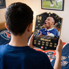 Diseño 2 — niño con la carta de Mbappé en su pieza — Regalos de Fútbol