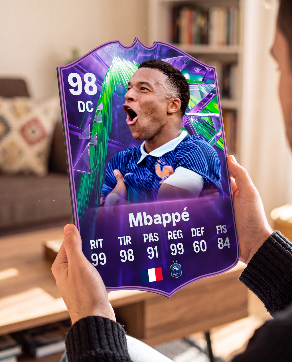 Diseño 4 — carta de Mbappé en las manos — Regalos de Fútbol