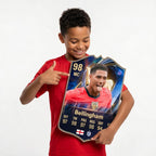 Diseño 1 — niño mostrando su carta de Bellingham — Regalos de Fútbol