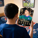 Diseño 2 — niño con la carta de Dibu Martínez en su pieza — Regalos de Fútbol