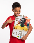 Niño mostrando su carta coleccionable de Pelé — Regalos de Fútbol