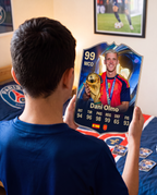 Niño con la carta de Dani Olmo en su pieza — Regalos de Fútbol