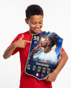 Niño mostrando su carta coleccionable de Dembélé — Regalos de Fútbol