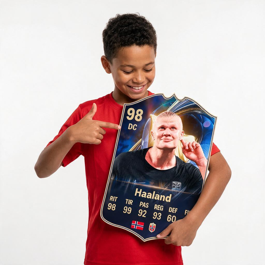 Diseño 1 — niño mostrando su carta de Haaland — Regalos de Fútbol