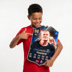 Diseño 1 — niño mostrando su carta de Haaland — Regalos de Fútbol