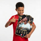 Diseño 2 — niño mostrando su carta de Dembélé — Regalos de Fútbol