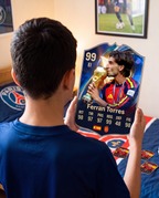 Diseño 2 — niño con la carta de Ferran Torres en su pieza — Regalos de Fútbol