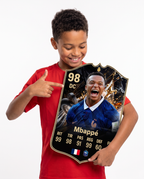Diseño 8 — niño mostrando su carta de Mbappé — Regalos de Fútbol