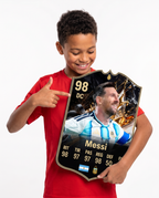 Diseño 4 — niño mostrando su carta de Messi — Regalos de Fútbol