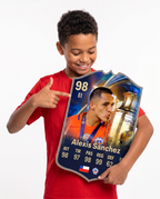 Niño mostrando su carta coleccionable de Alexis Sánchez — Regalos de Fútbol