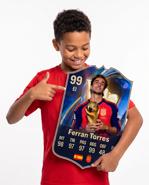 Niño mostrando su carta coleccionable de Ferran Torres — Regalos de Fútbol