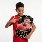 Diseño 6 — niño mostrando su carta de Bellingham — Regalos de Fútbol