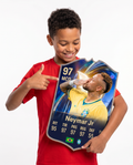 Niño mostrando su carta coleccionable de Neymar Jr — Regalos de Fútbol