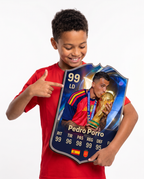 Niño mostrando su carta coleccionable de Pedro Porro — Regalos de Fútbol