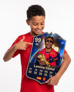 Niño mostrando su carta coleccionable de Lamine Yamal — Regalos de Fútbol