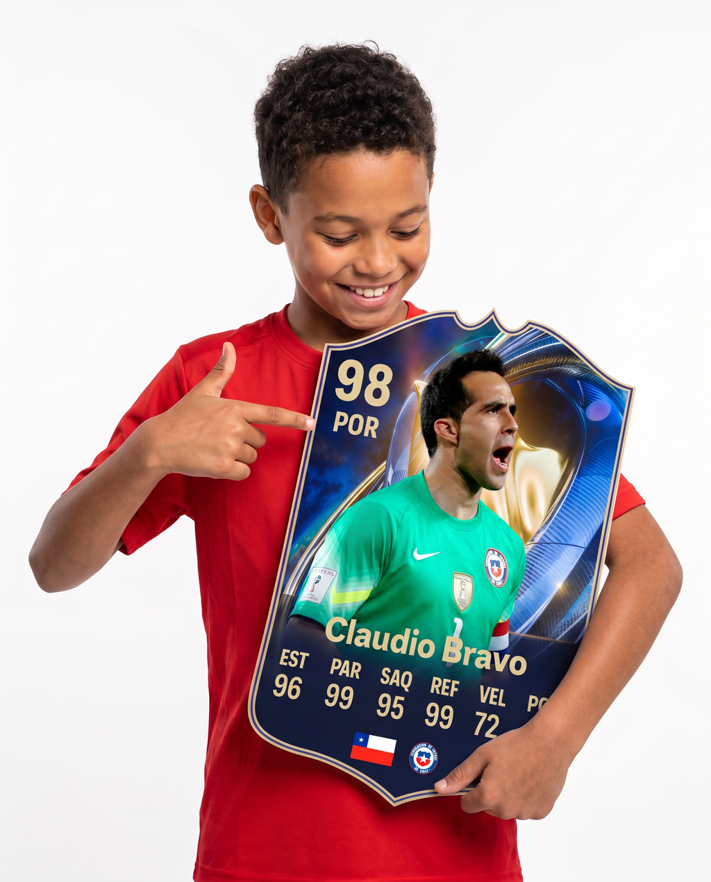 Niño mostrando su carta coleccionable de Claudio Bravo — Regalos de Fútbol