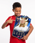 Niño mostrando su carta coleccionable de Haaland — Regalos de Fútbol