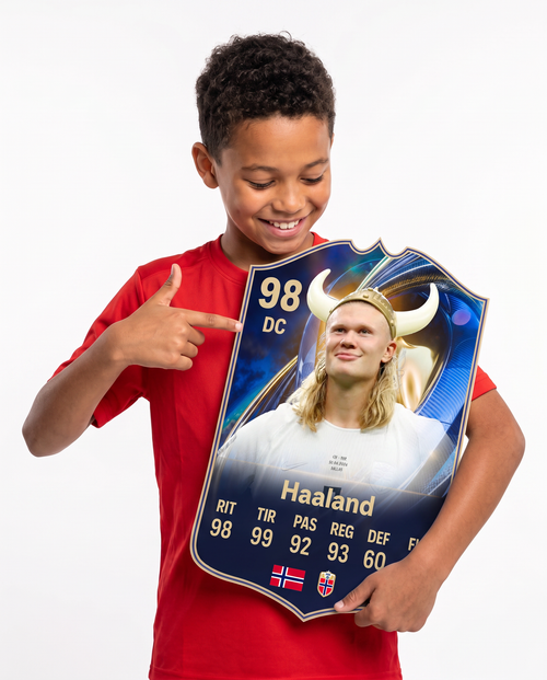 Niño mostrando su carta coleccionable de Haaland — Regalos de Fútbol